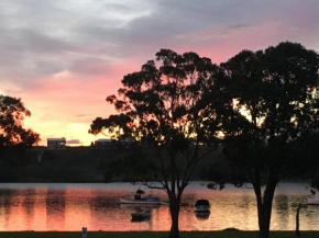 The Wheelhouse - 2BR Waterfront Apt in town, Lakes Entrance
